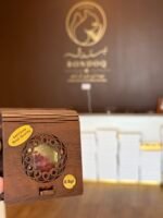 ⁦علبة خشبية زعفران سوبر نقيل نصف جرام⁩ - الصورة ⁦3⁩
